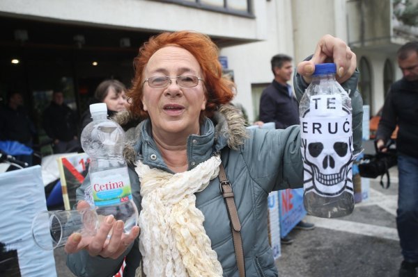 Prosvjed članova inicijative Ne daj se Cetino uoči sjednice Županijske skupštine