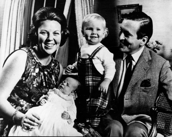 Kraljica Beatrix sa suprugom, princom Clausom von Amsbergom i sinovima, prinčevima Willem-Alexanderom i Johanom Frisom