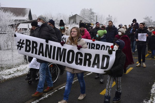 Građani prelaskom preko pješačkog prijelaza prosvjedovali protiv zagađenja 10