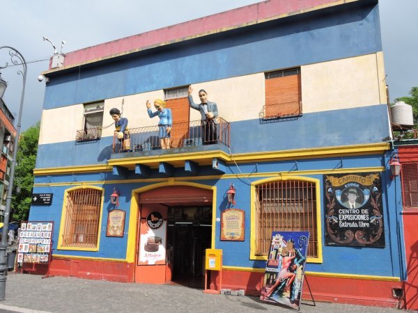 Argentinske legende Maradona, Eva Peron i Carlos Gardel, izvođač tanga. Nedostaje samo Che.