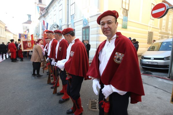 Krešimir Macan kao Dubrovački trombunjer na inauguraciji Kolinde Grabar Kitarović