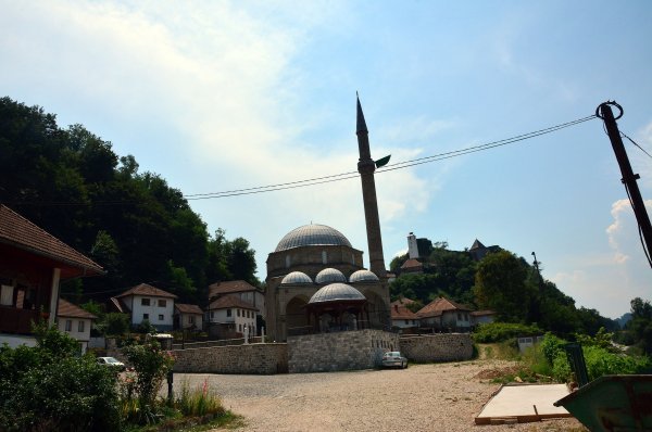 Da je naivni Dedo pred smrtni čas naglo prešao iz ateizma u islam, danas bi spavao kraj svoje Almase