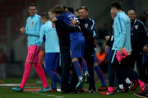 Dalić, Modrić i Olić - hrvatsko slavlje u Pireju (3)