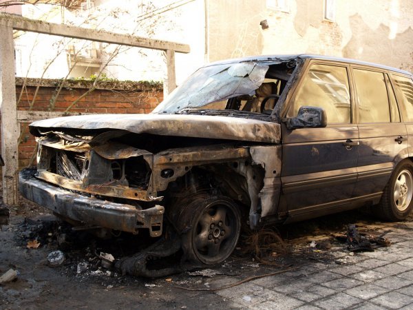 U Zagrebu je 7. siječnja 2004. podmetnut požar pod Range Rover stečajnog upravitelja Glumina banke Pere Hrkaća
