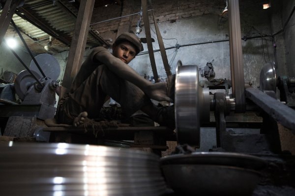 Dječji rad u tvornici aluminijskog posuđa u Bangladešu