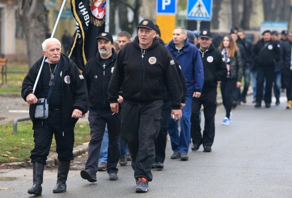 Sudionici Kolone sjećanja okupljaju se ispred vukovarske bolnice