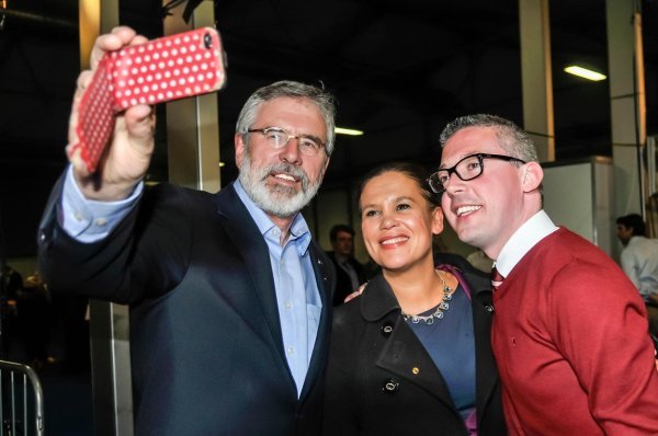 Gerry Adams, Mary Lou McDonald i Niall O Donnghaile