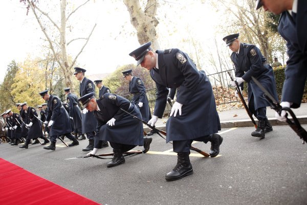Damir Krstičević s makedonskom kolegicom Radmilom Šekerinskom Jankovskom