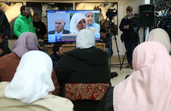 Žrtve i njihove obitelji gledaju presudu Mladiću u Memorijalnom centru Potočari kod Srebrenice