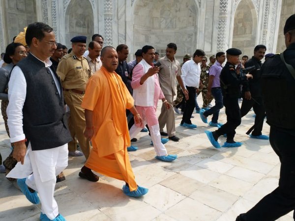 Glavni ministar Uttar Pradesha Yogi Adityanath u obilasku Taj Mahala 26. listopada 2017. Tijekom njegova posjeta Agri raspoređeno je 14.000 pripadnika snaga sigurnosti