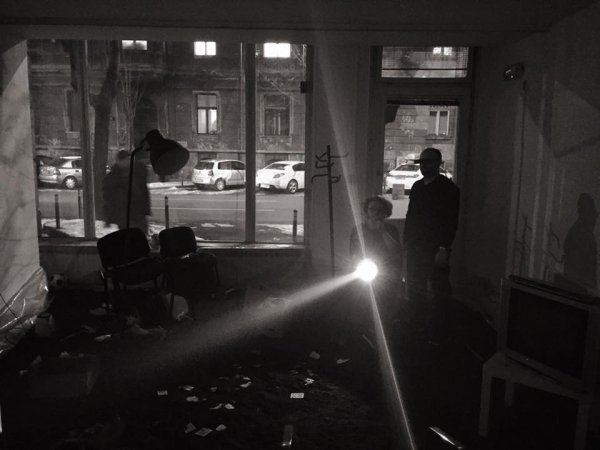 Iz predstave Pogledaj me