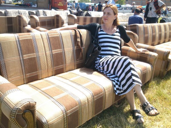 Htjela je razgledati salon namještaja usred livade