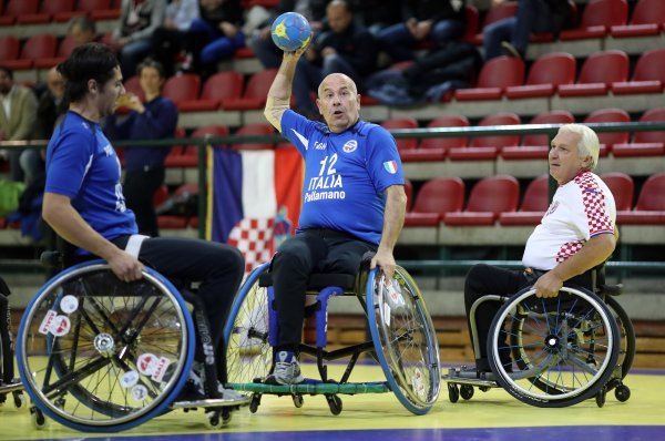 Rukomet u kolicima Hrvatska - Italija ( Ivica Kaurinovic, Marcello Alcini, Fillipo Catarinucci.)