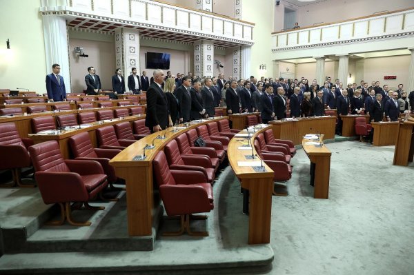 Zastupnici SDP-a i GLAS-a bojkotirali početak sjednice i minutu šutnje za žrtve rata