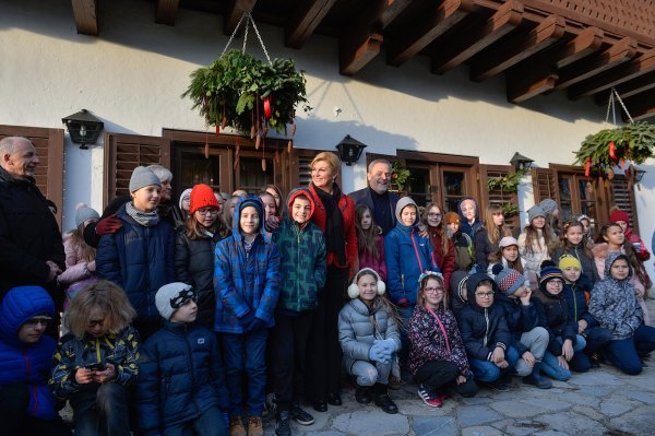 Predsjednica nazočila svečanom otvaranju Adventa na Prekrižju