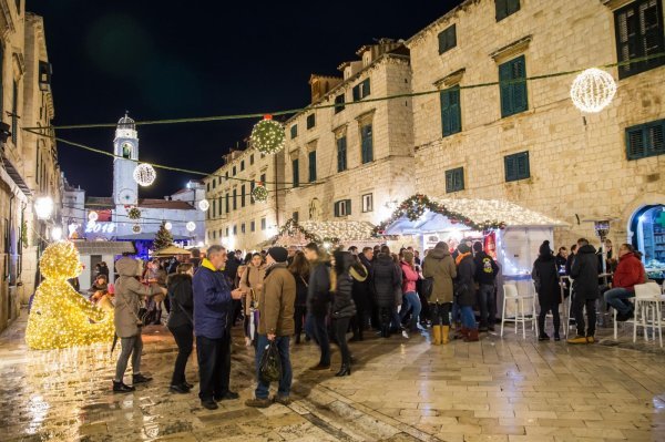 Gradonačelnik Franković upalio prvu adventsku svijeću i otvorio Zimski festival u Dubrovniku