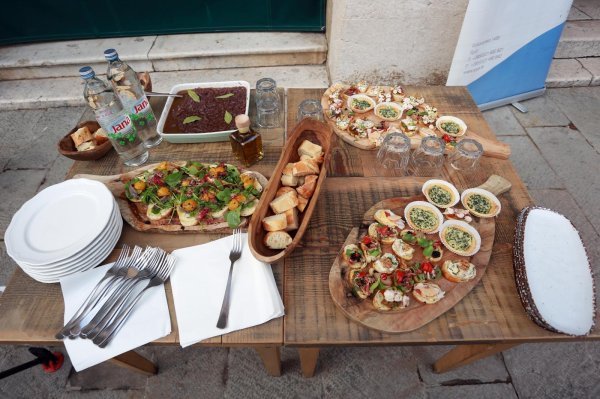 U sklopu Gastroadventa gradonačelnik Splita i novinari upalili prvu adventsku svijeću