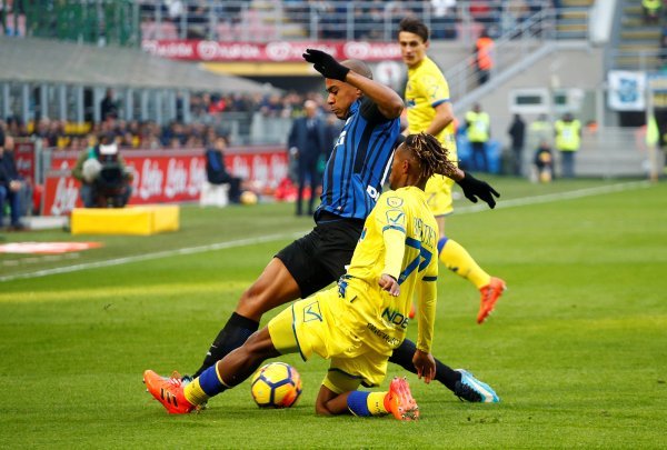 Inter Milan (Joao Mario) - Chievo Verona (Samuel Bastien)