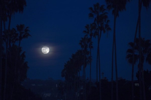 Supermjesec iznad San Diega