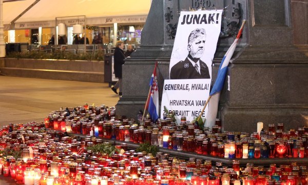 Zapaljene svijeće na Trgu bana Jelačića za preminulog generala Praljka
