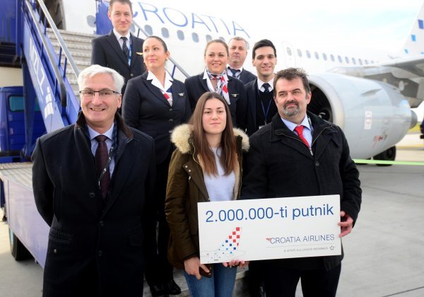 Dvomilijuntna putnica Croatia Airlinesa Nensi Kranjčević i  Boris Kolka direktor prodaje i marketinga Croatia Airlines (1)