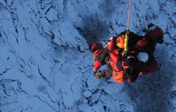 Članovi HGSS-a helikopterom izvlače ozlijeđenog planinara nakon noći provedene na -10 stupnjeva