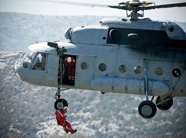 Vojni helikopteri, kada se mogu koristiti, velika su pomoć pri lociranju i izvlačenju stradalih s planina