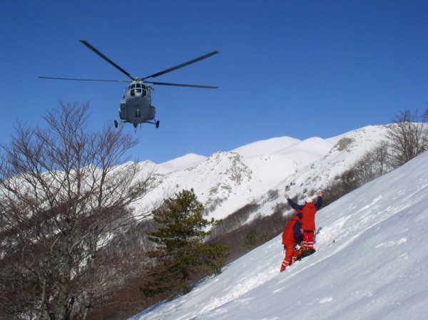 Kada nema mogućnosti pomoći iz zraka, HGSS-ovci zajedničkim naporima znaju nositi ozlijeđene i po nekoliko sati kroz dubok snijeg