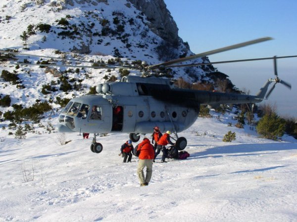 Ako je potrebno, koriste se vojni helikopteri. No u vrlo opasnim akcijama, za nevremena, spasioci pješke moraju kroz klisure