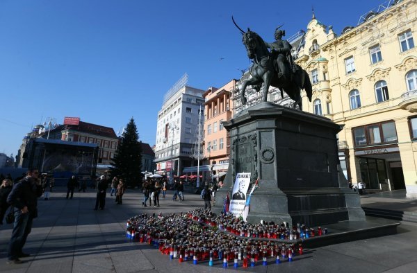 Zapaljene svijeće na Trgu bana Jelačića za preminulog generala Praljka