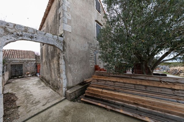 Bespravna gradnja na Biševu