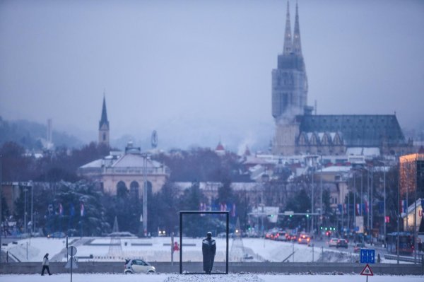 Uz najavljeno zahlađenje grad Zagreb zabijelio snijeg