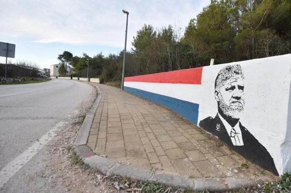 Mural generalu Slobodanu Praljku na ulazu u Bilice kod Šibenika