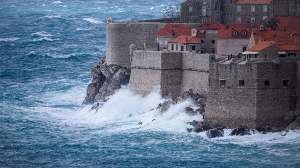 Olujno jugo razbija valove podno dubrovačkih zidina