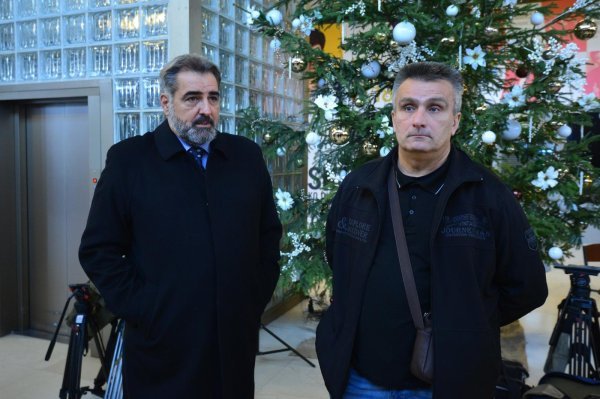 Upisivanje u knjigu žalosti na komemoraciji za generala Slobodana Praljka