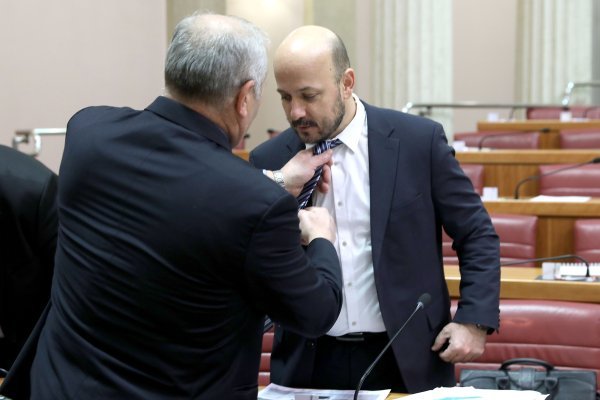 Silvano Hrelja popravlja kravatu Gordanu Marasu