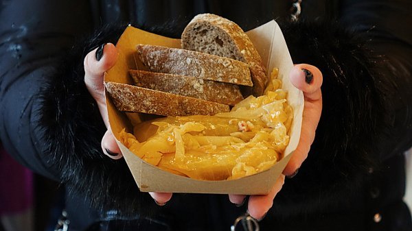 Sarmicu možete jesti u kartonskoj posudici s kruhom ili u pecivu