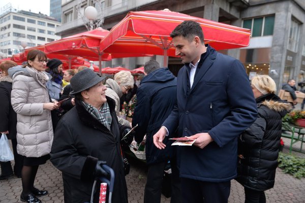 Davor Bernardić u Zagrebu je građanima dijelio sjeme pšenice