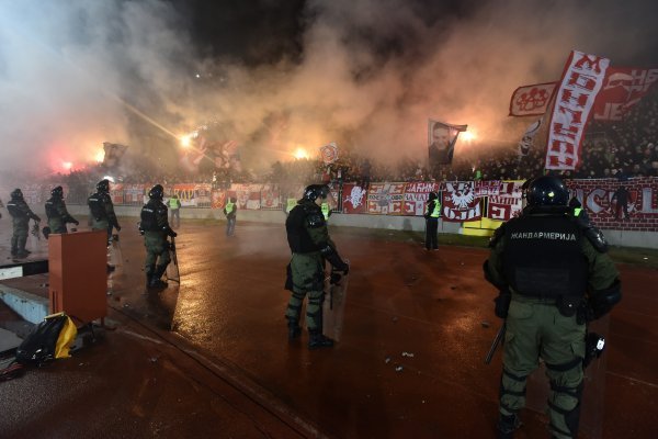 Huliganski prizori na utakmici Partizana i Zvezde (2)