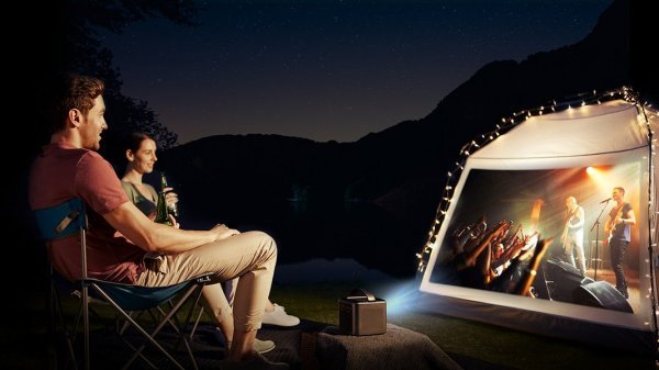Prijenosni projektor možete koristiti i na kampiranju