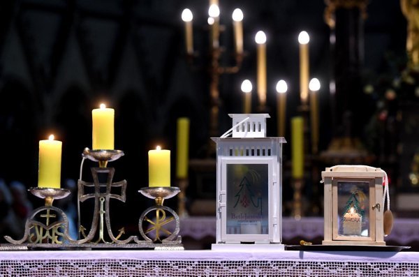 Izviđači u društvu Gordana Jandrokovića donijeli Betlehemsko svjetlo mira u katedralu