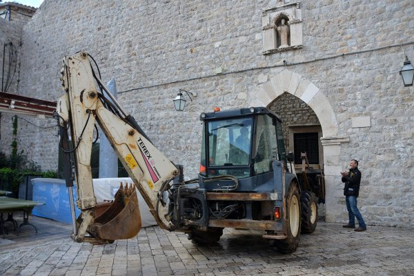 Čišćenje Porta od naplavina donesenim morem i snažnim vjetrom
