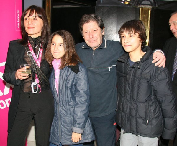 S majkom Gordanom Gadžić, sestrom Anom i ocem Ivicom Vidovićem 2006.