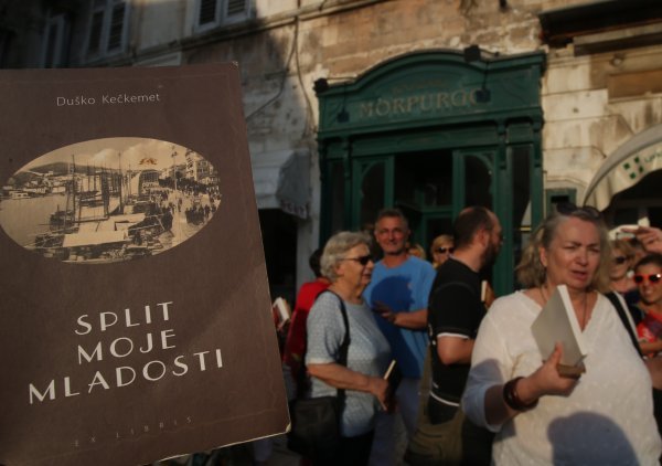 Ljubitelji knjige prosvjedovali protiv zatvaranja knjižare Morpurgo