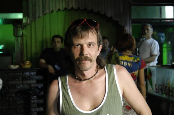 Srđan Todorović u filmu 'Sivi kamion crvene boje'