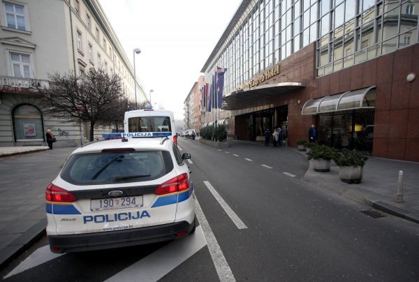 Policijsko osiguranje ispred hotela Sheraton