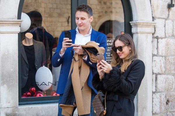 Vaterpolist Sandro Sukno sa suprugom i kćeri prošetao centrom Dubrovnika