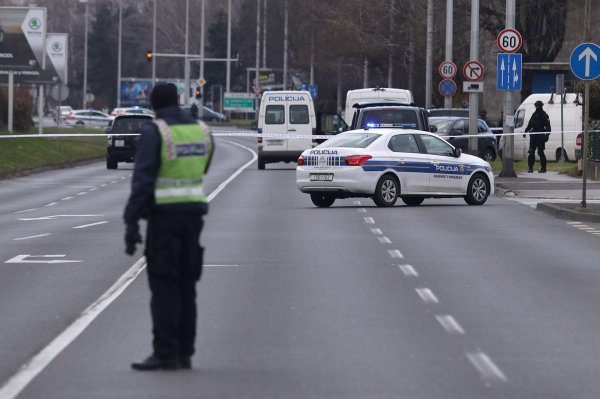 Policija obustavila promet na dijelu Branimirove, muškarac prijeti samoubojstvom