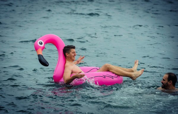 Tradicionalno novogodišnje kupanje na plaži Banj