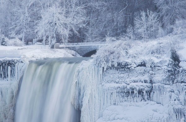 Slapovi Niagare smrzli su se uslijed iznimno niskih temperatura